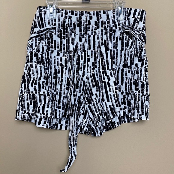 Shorts with Belt - Picture 1 of 3